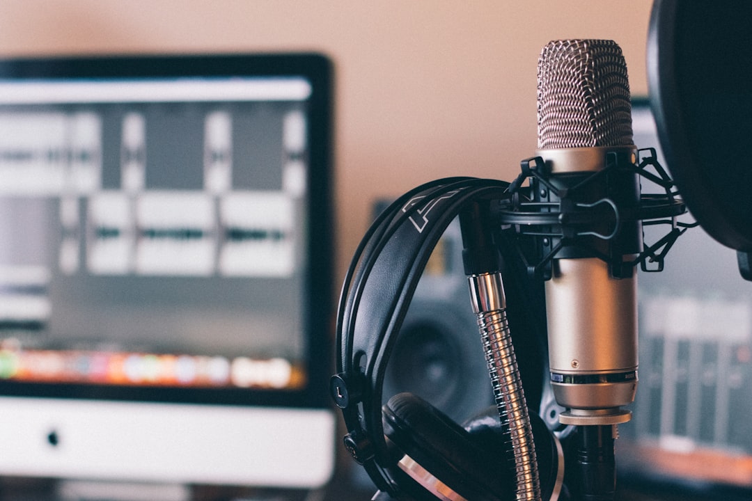 Microfone e fones de ouvido representando o recurso Audio Overview do NotebookLM, que transforma documentos em podcast