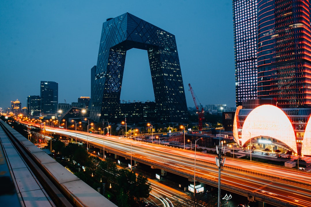 Vista noturna de Pequim, na China, representando onde os servidores do DeepSeek estão hospedados