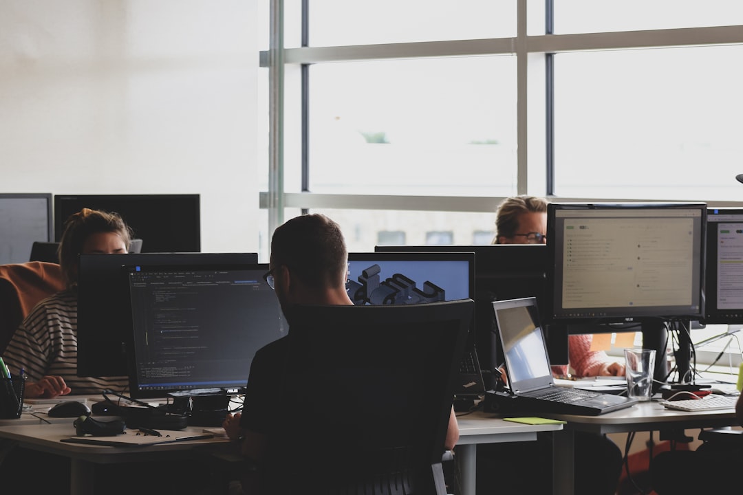 Pessoas trabalhando em computadores com Windows em um escritório