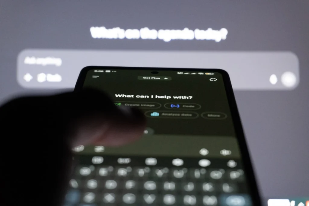 Pessoa usando um chatbot de inteligência artificial no celular, representando o DeepSeek