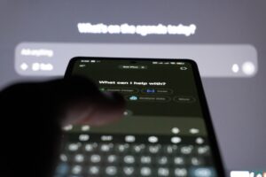 Pessoa usando um chatbot de inteligência artificial no celular, representando o DeepSeek