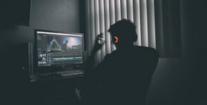 Pessoa usando computador para criar vídeos com inteligência artificial