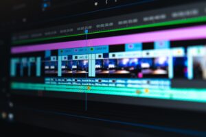 Tela de edição de vídeo mostrando linha do tempo, representando criação de vídeos com inteligência artificial