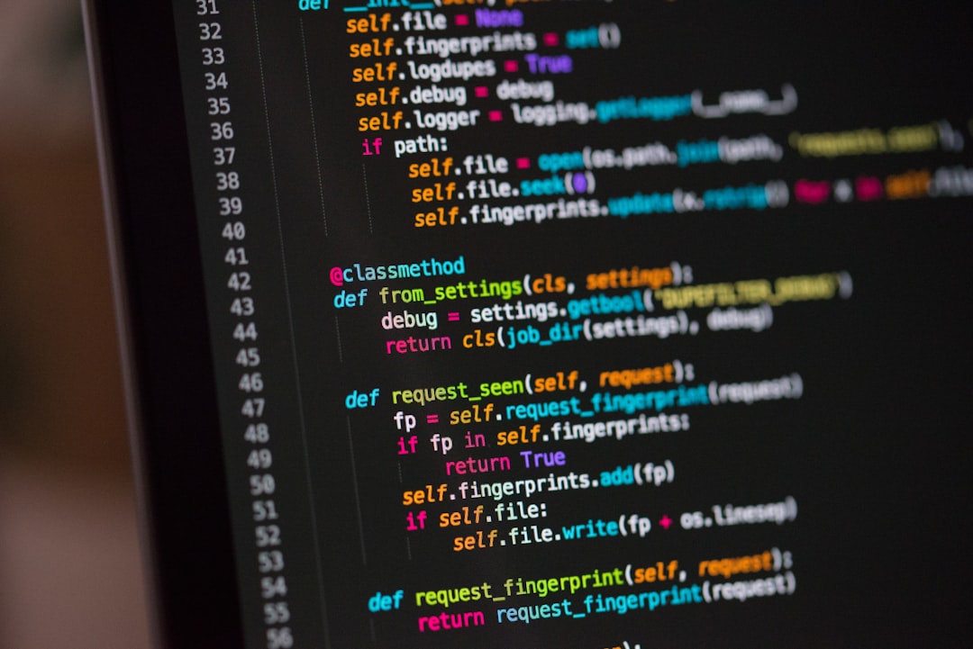 Tela de computador exibindo código e automações, representando como o Manus AI executa tarefas sozinho