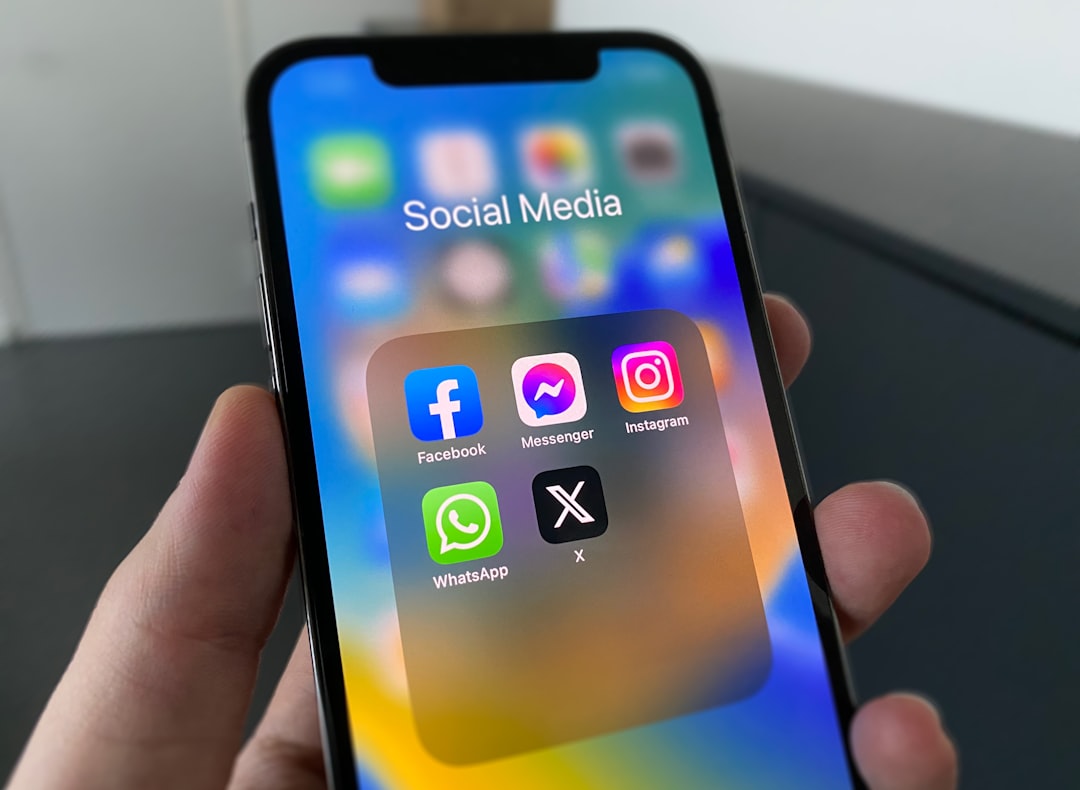 iPhone exibindo ícones de aplicativos de redes sociais como WhatsApp e Instagram, onde o Meta AI está integrado