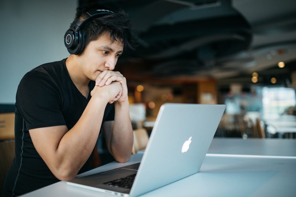 Pessoa estudando com notebook, representando o uso do NotebookLM para organizar pesquisas e resumos com IA