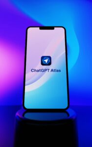 Aplicativo do ChatGPT aberto na tela de um smartphone, representando a inteligência artificial da OpenAI