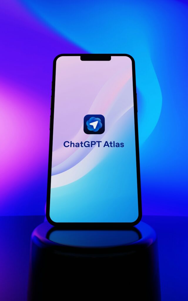 Aplicativo do ChatGPT aberto na tela de um smartphone, representando a inteligência artificial da OpenAI