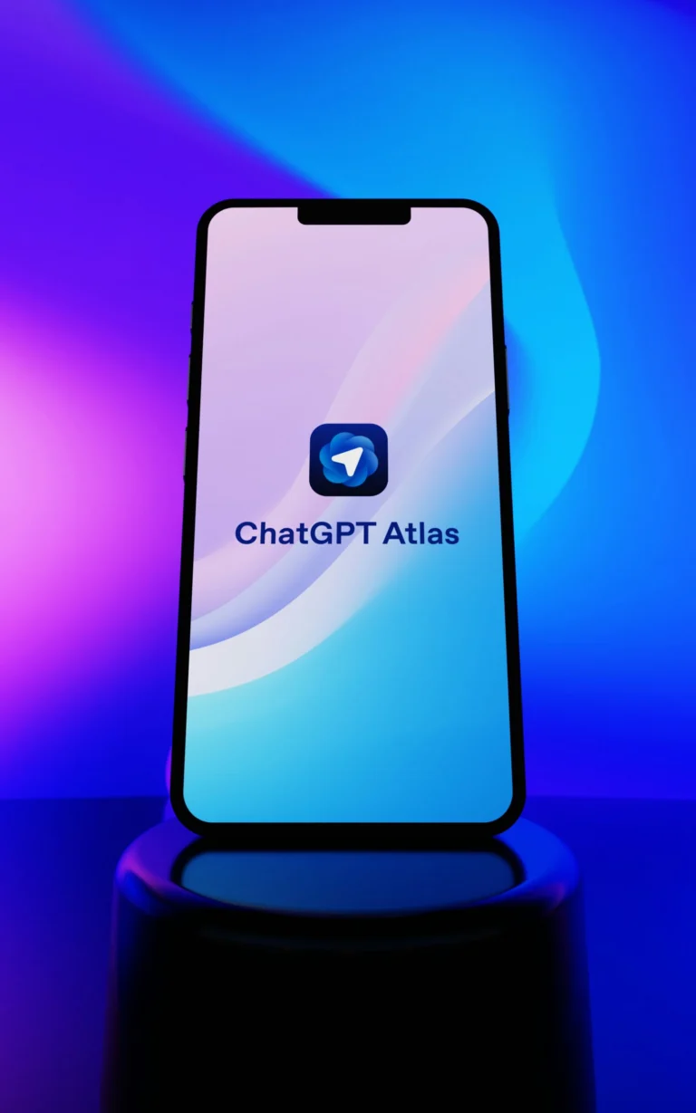 Aplicativo do ChatGPT aberto na tela de um smartphone, representando a inteligência artificial da OpenAI