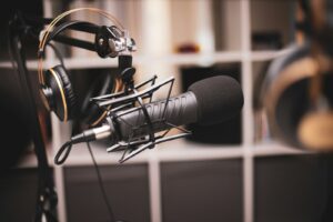 Estúdio caseiro com microfone e fones de ouvido usado para produção musical