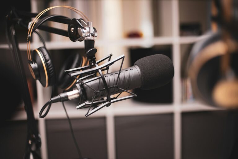 Estúdio caseiro com microfone e fones de ouvido usado para produção musical