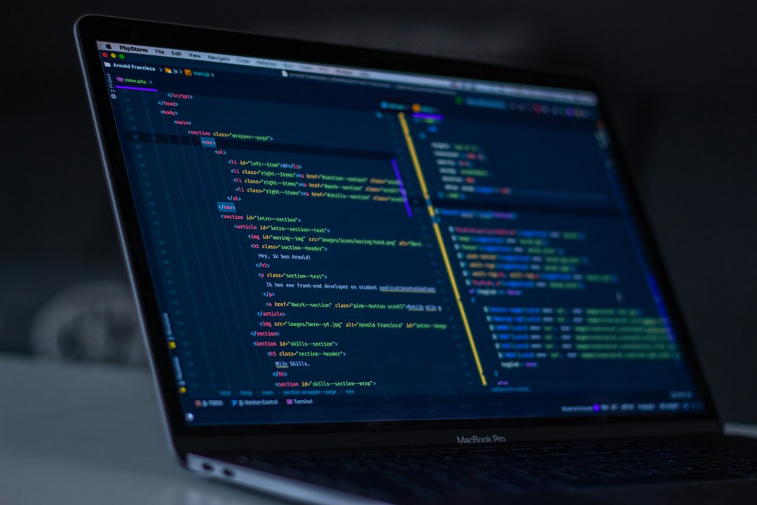 Notebook aberto mostrando linhas de código de programação, exemplo do que o Cursor ajuda a escrever